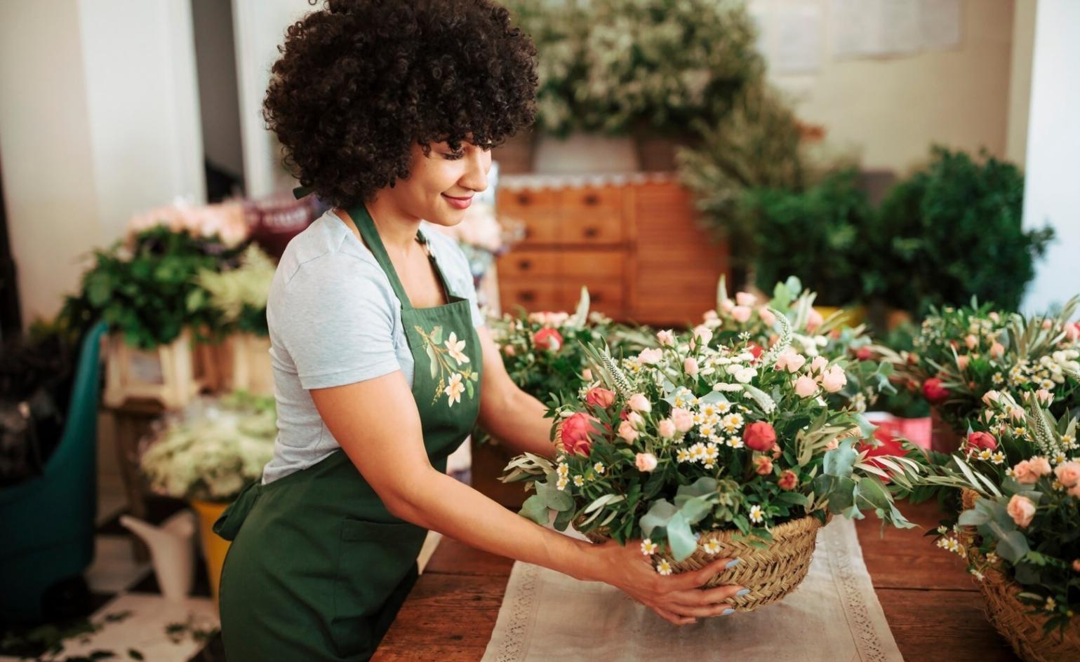 Vers samengesteld bloemenarrangement in warme tinten