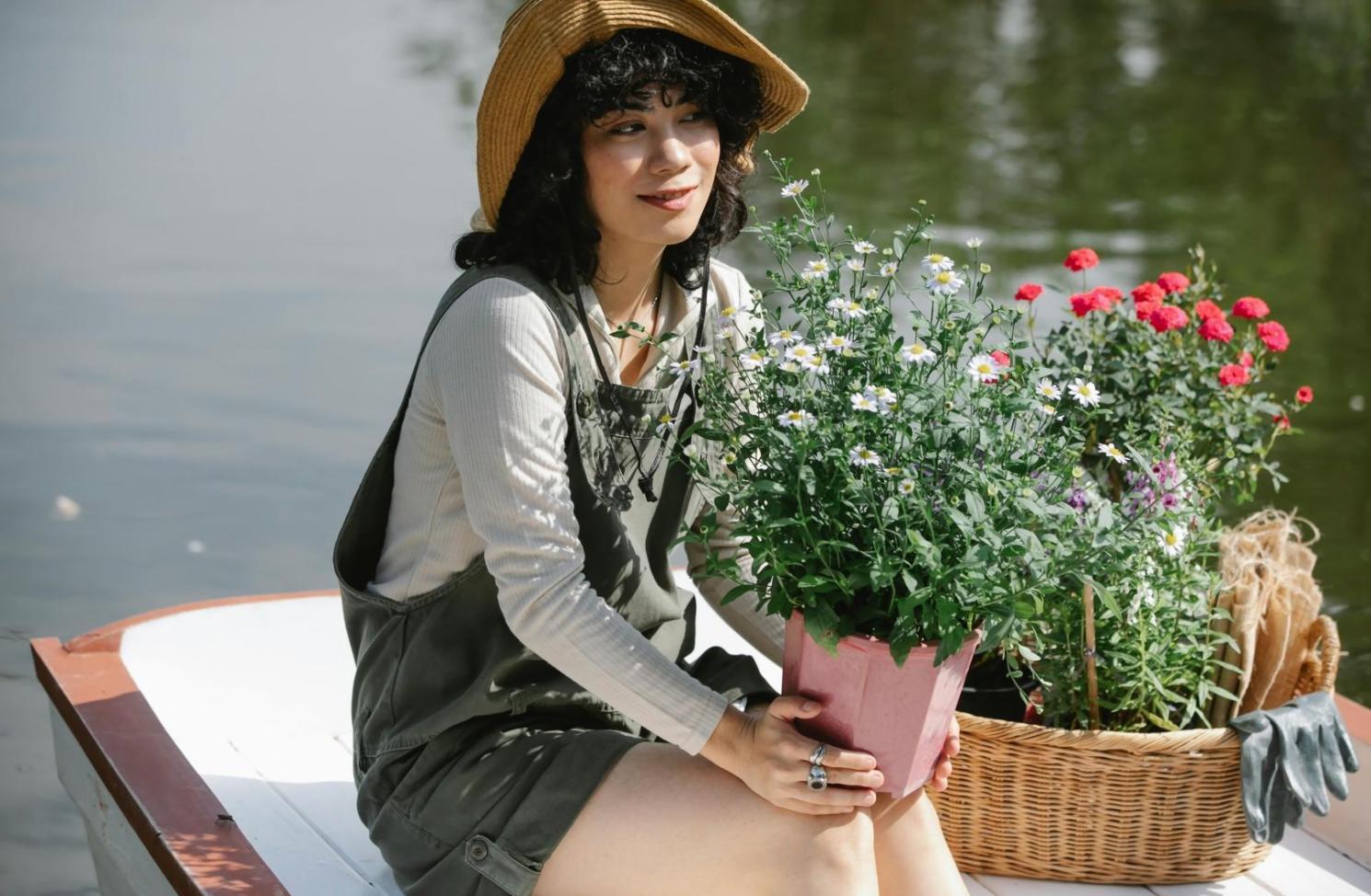 Cursist tijdens bloemschikworkshop