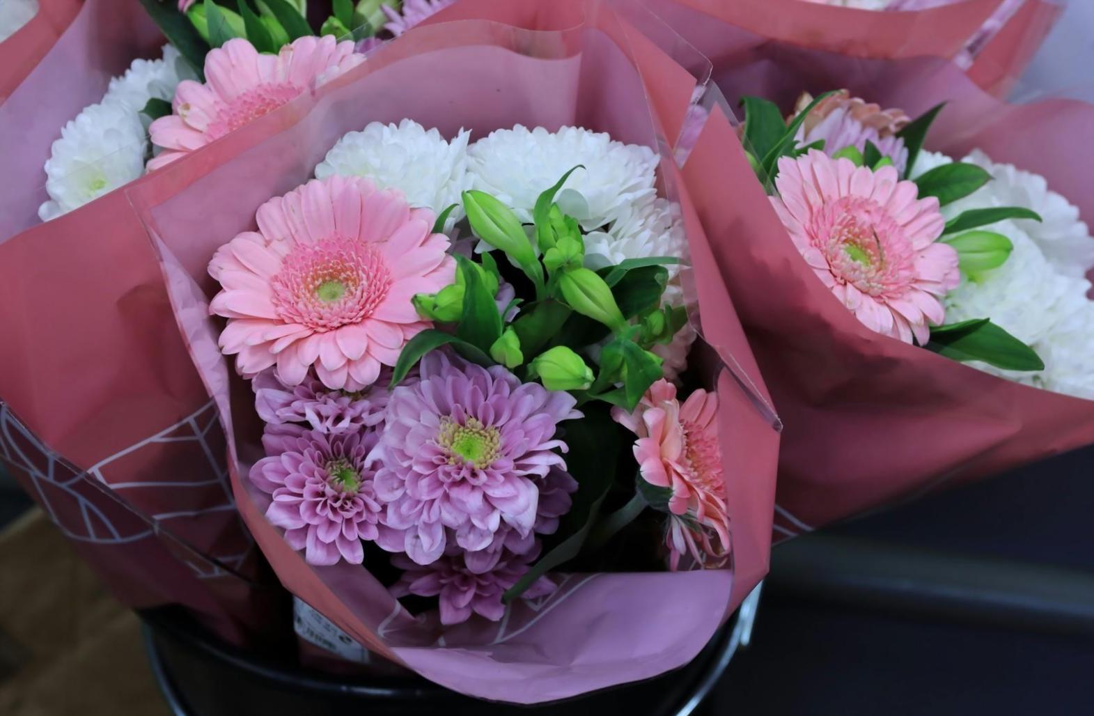Bloemenarrangement showcase met kleurrijke seizoensbloemen